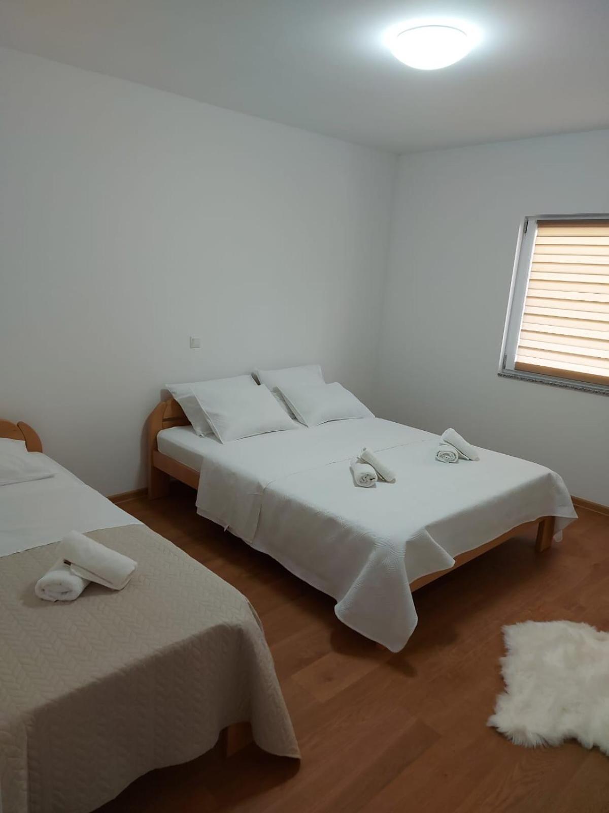 Apartmani Franciska ヤイツェ エクステリア 写真