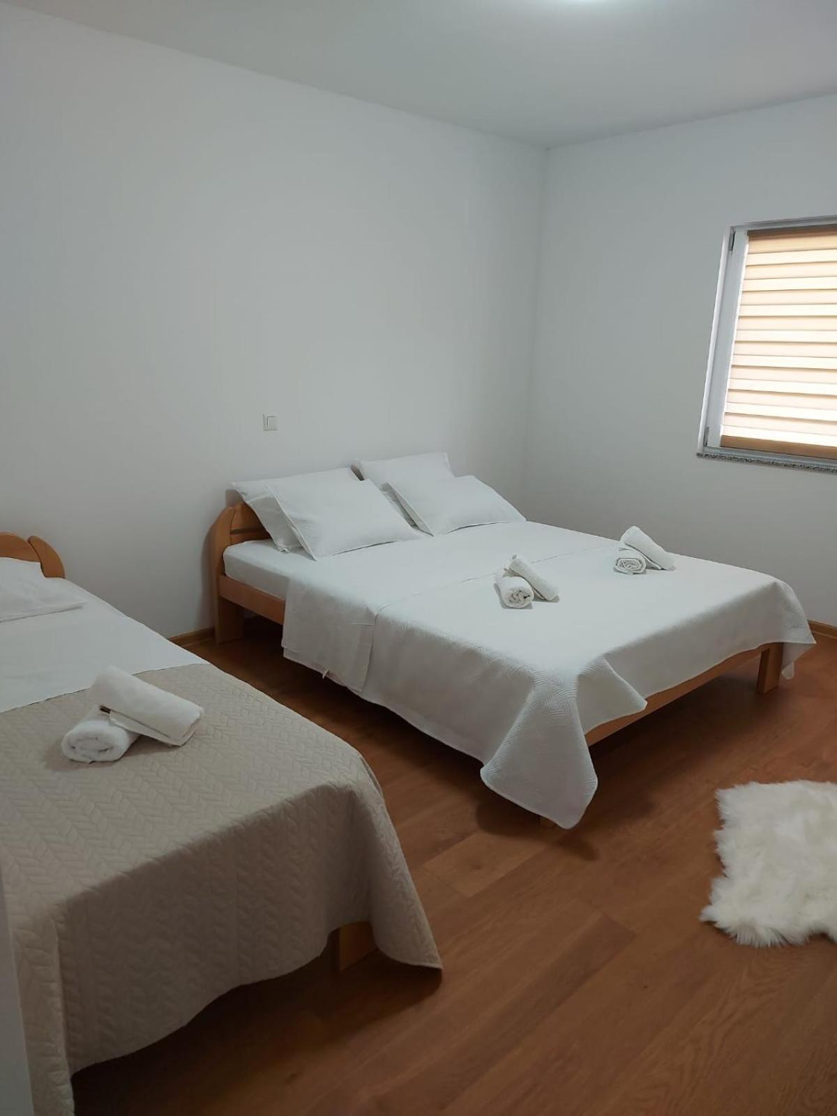 Apartmani Franciska ヤイツェ エクステリア 写真