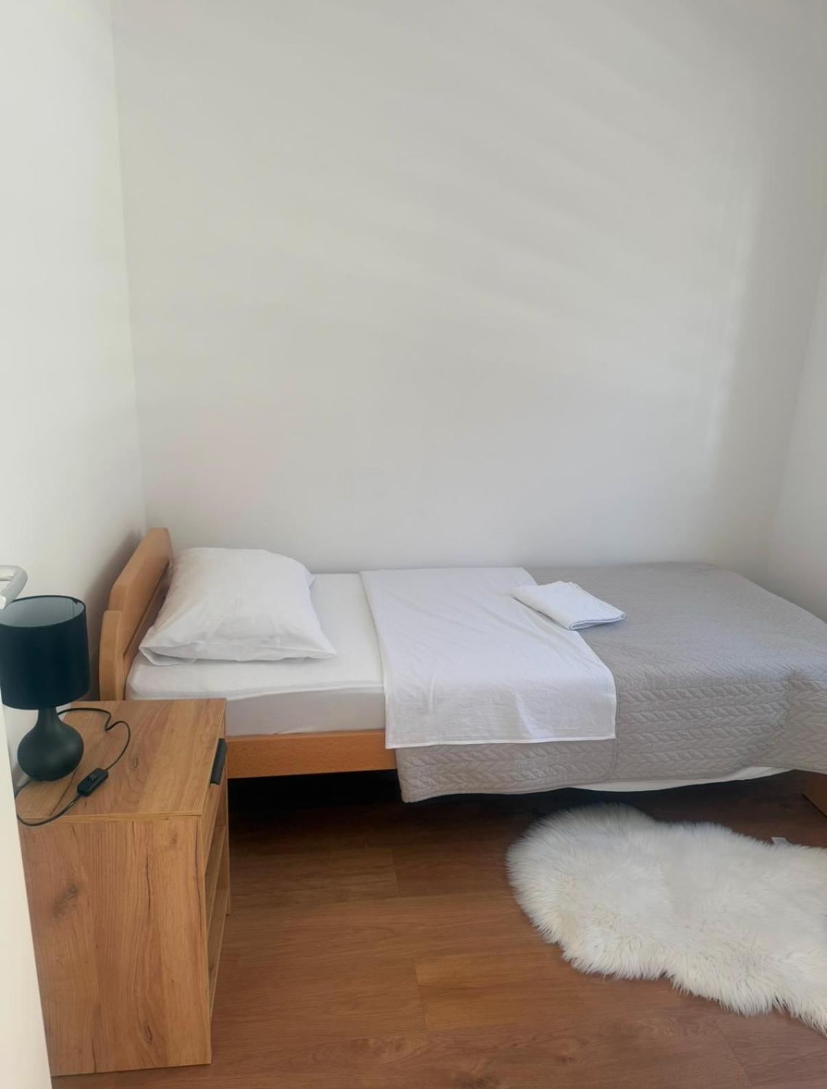 Apartmani Franciska ヤイツェ エクステリア 写真