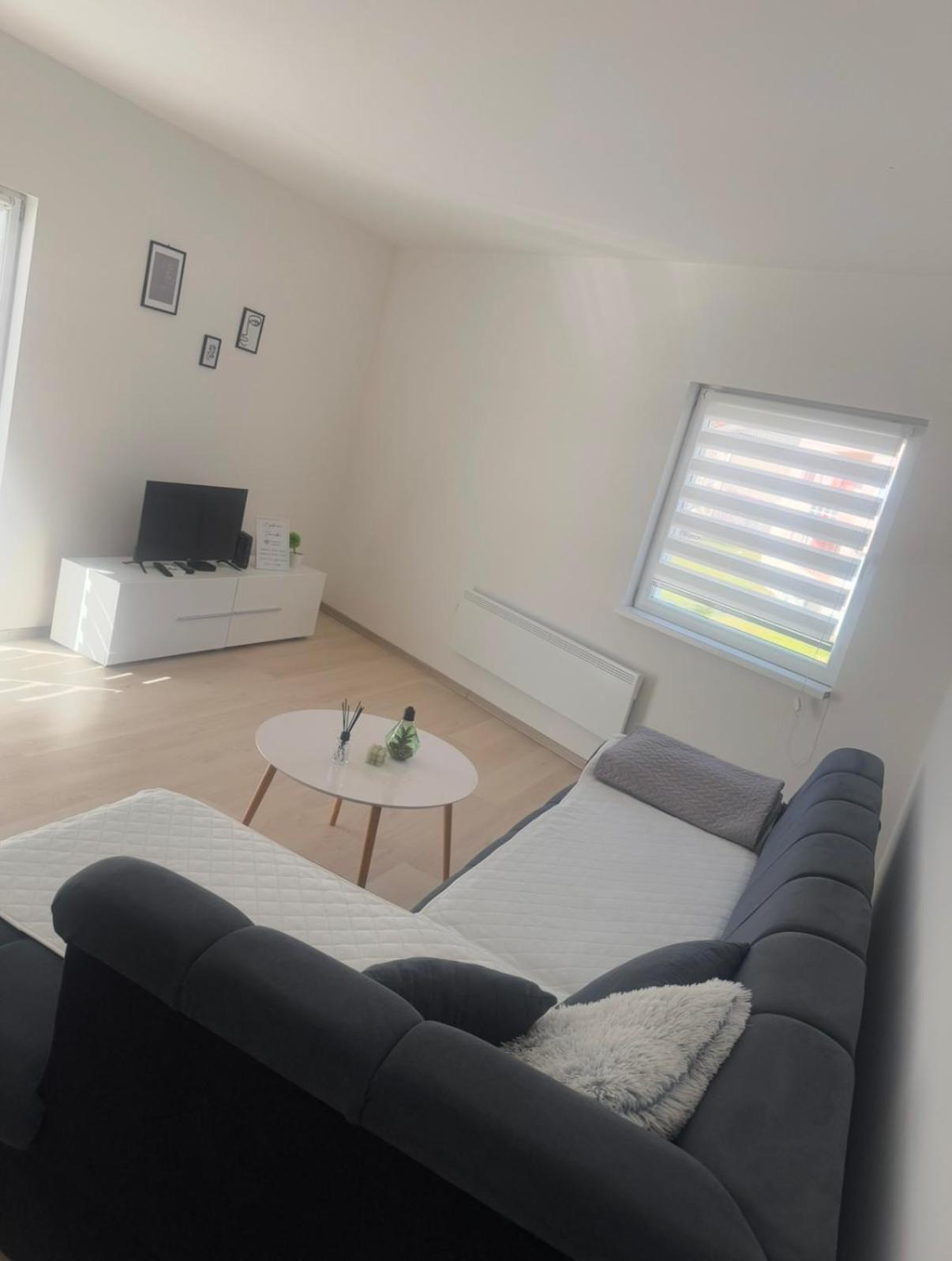Apartmani Franciska ヤイツェ エクステリア 写真